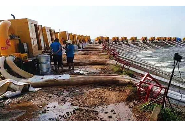 郑州开云（中国）排涝泵车在鄱阳湖抢险现场发挥重要作用